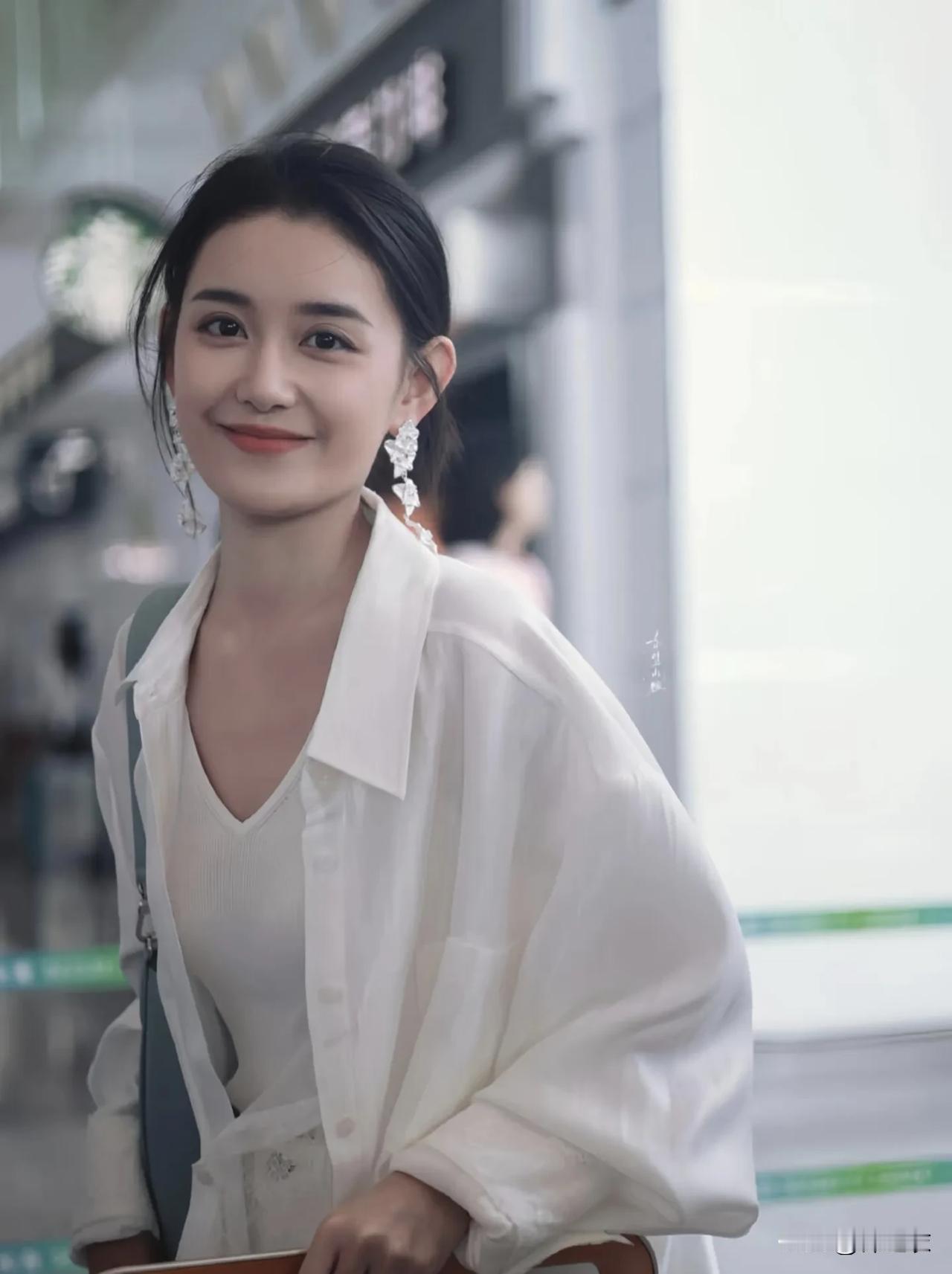 蒋依依现在为什么没有戏拍，可能因为她是家庭作坊，也就是背后没有大公司捧，再加上她