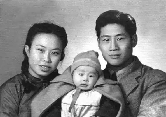1950年1月30日，台湾共产党林正亨被枪决，囚车正经过他家门前，他猛然站起急切