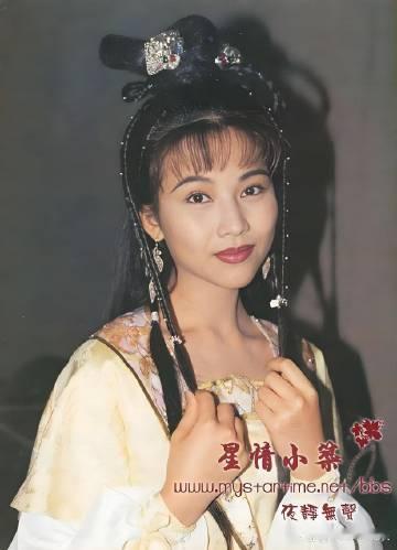 蔡少芬年轻旧照无修生图刷屏，少女感直接拉满！原生镜头下锁骨深邃立体，精...