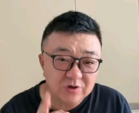 知名媒体人董路爆了一个料。在与杨毅直播连线时，媒体人董路透露了当年米卢带队的一