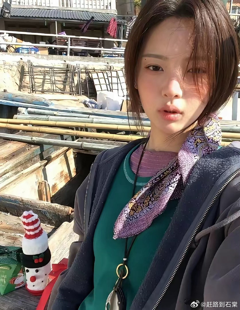杨超越居然把这么丑的衣服穿出了一种古着感，果然美女就是批麻袋都能出片的​​​