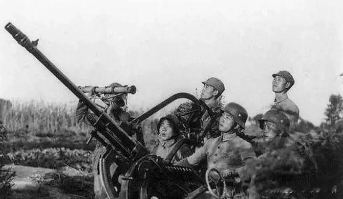 1942年12月18日，中国炮兵正在擦拭大炮，一名战士急切地请求开炮。就在这时，