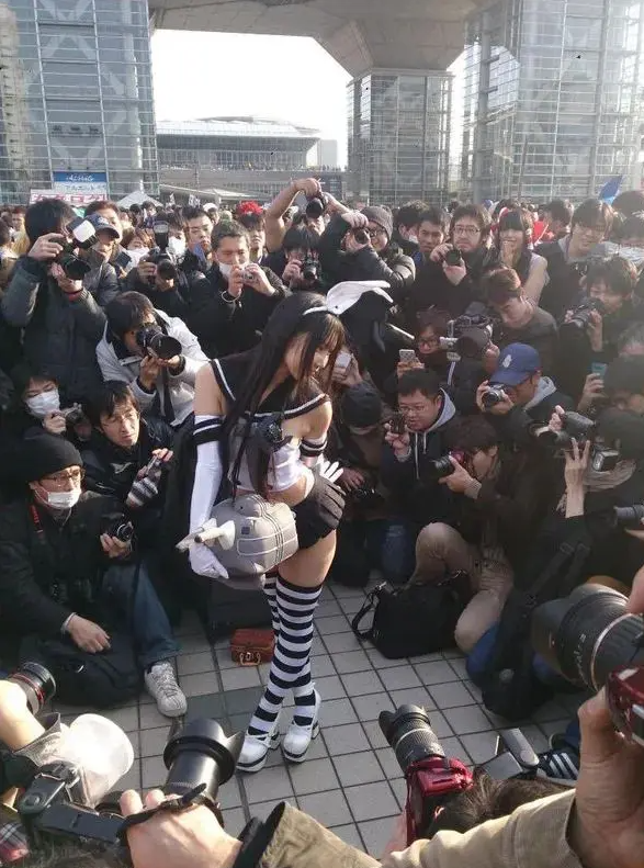 蹲着的大叔们拍得兴致勃勃