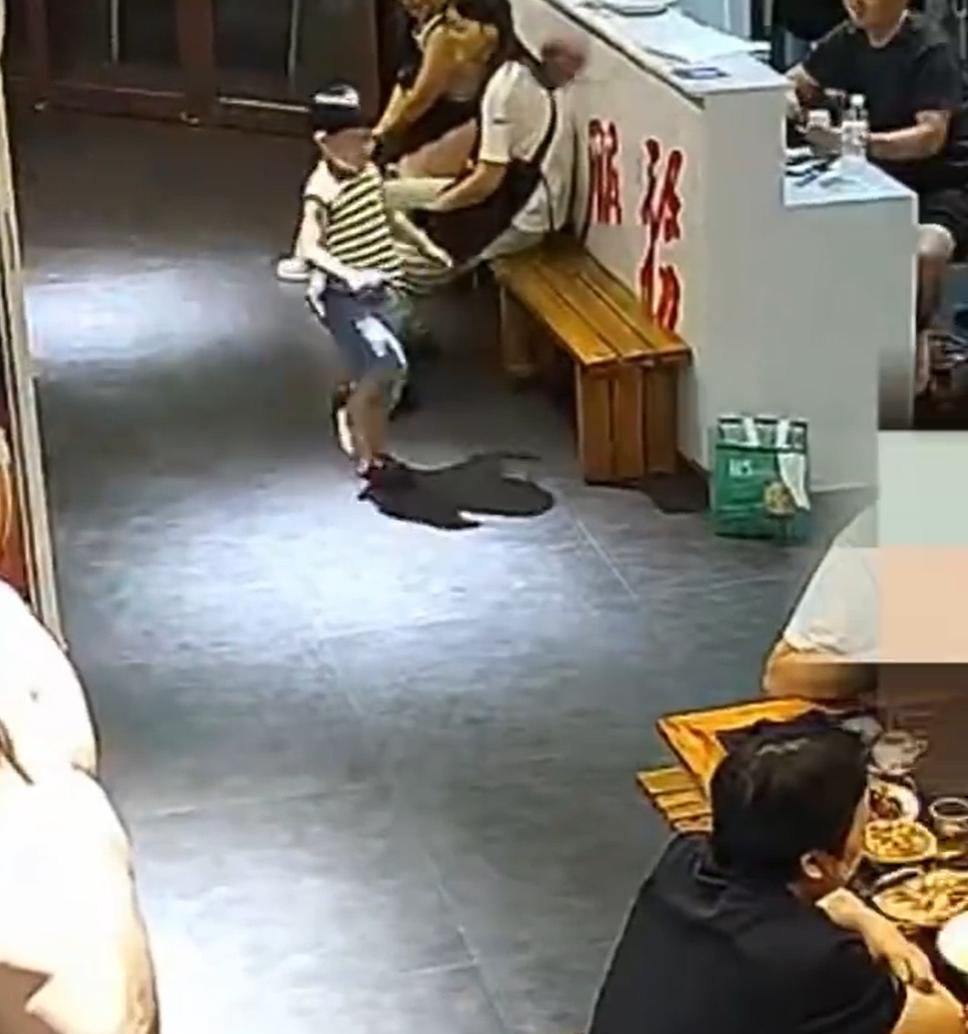 9月4日，湖北省襄阳市一家火锅店里，一名小男孩独自在服务台玩耍。突然，孩子抬起脚