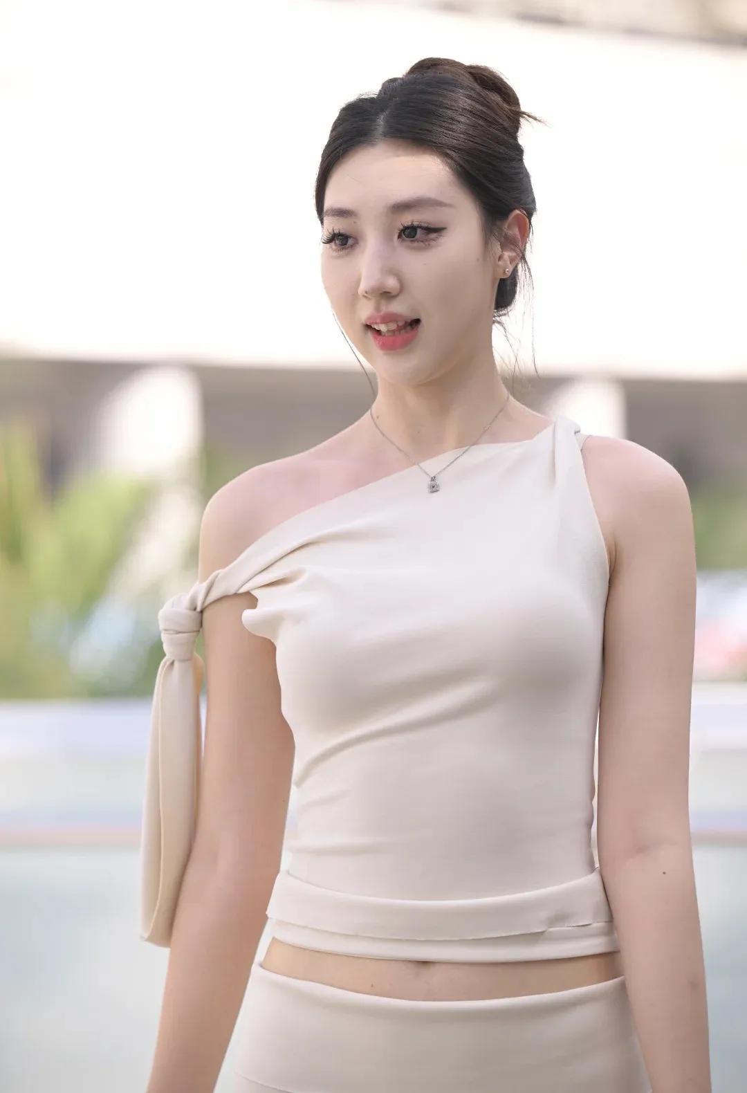 夏日清新穿搭，米色露肩上衣搭配高腰裤，轻松自在。女人怎样穿搭，更显气质瑜伽裤，