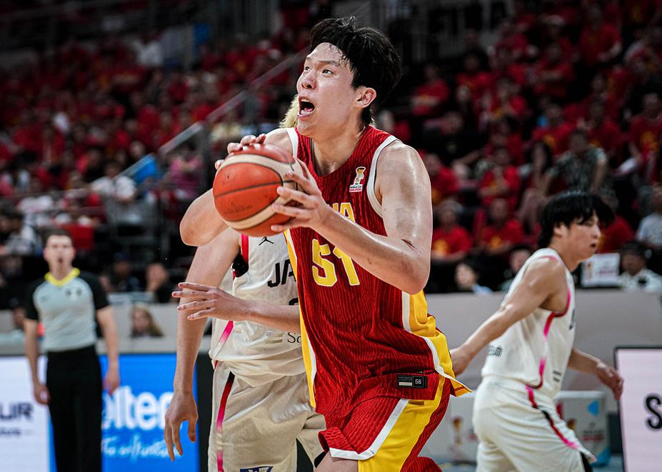 杨瀚森果然让所有人都服气了。一个真正的NBA球员，也是这场比赛唯一的一名NB