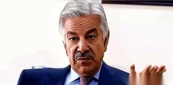 本来是来劝架的，巴基斯坦防长，结果下一秒，直接在网上指着以色列鼻子骂：“人类的