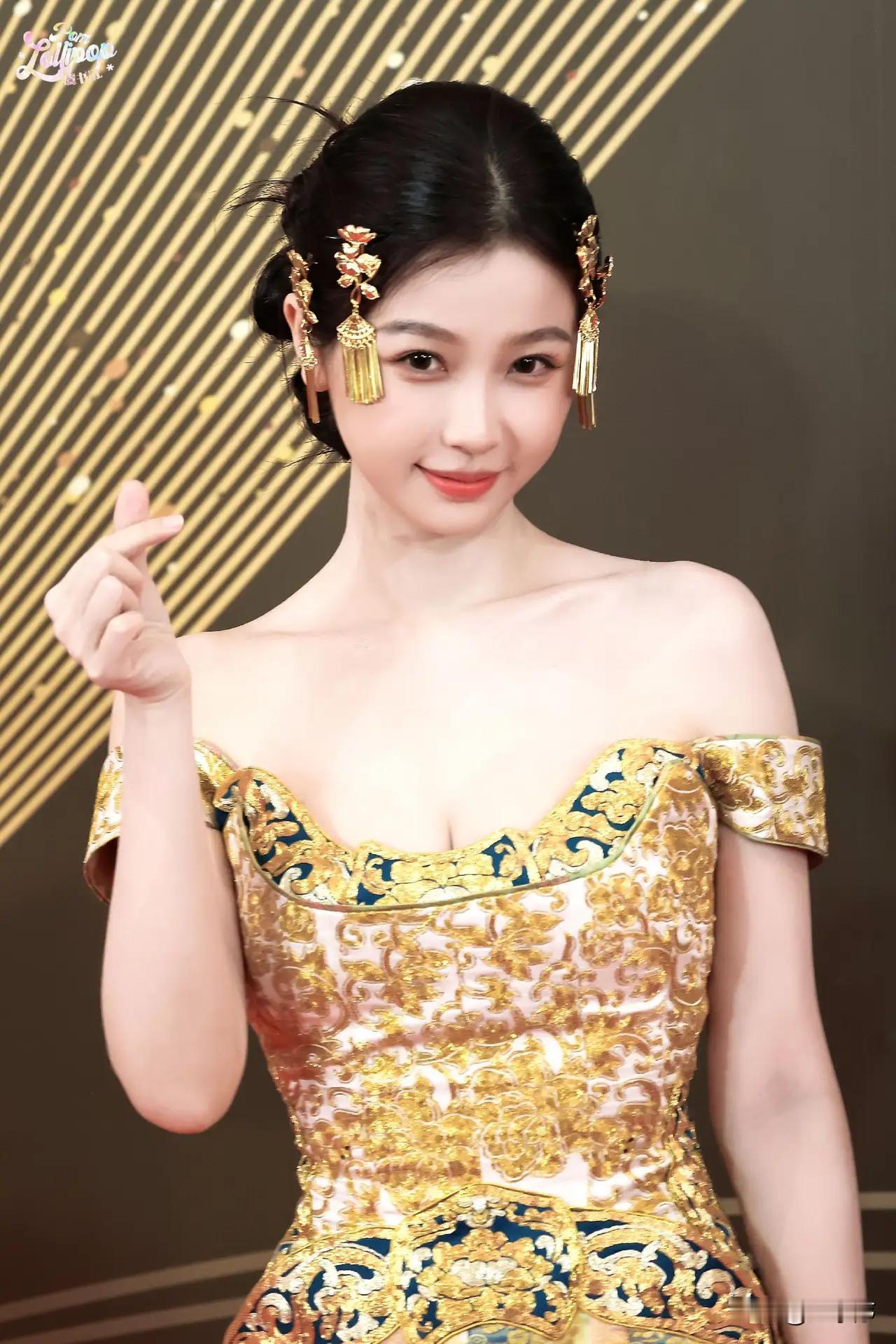 事实证明，赚钱就得脸皮厚！你看虞书欣，知道国内混不下去了，又跑到泰国去走红毯去了