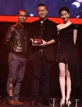 刘亦菲这腿，是从漫画里走出来的吧！谁懂啊！天仙姐姐穿黑裙的生图，直接杀疯了