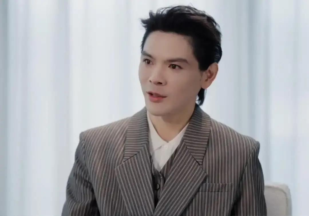 向佐说过一句话，听着挺唬人：“我爸身边有李连杰，我家对面就是成龙，附近邻居是洪金