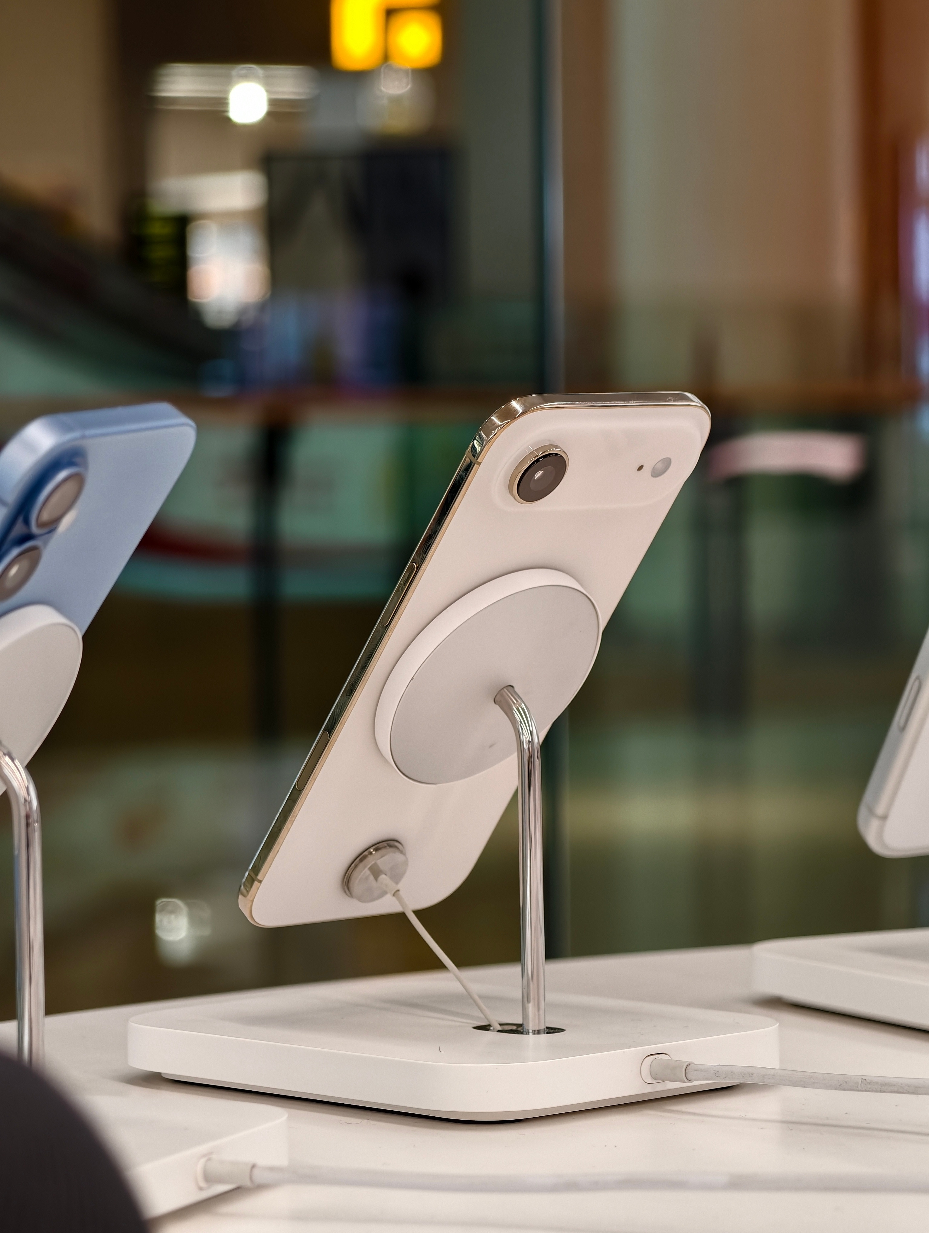 第一次摸到iPhoneAir，手感跟我想的一样，很轻，但是谈不上手感好，因为