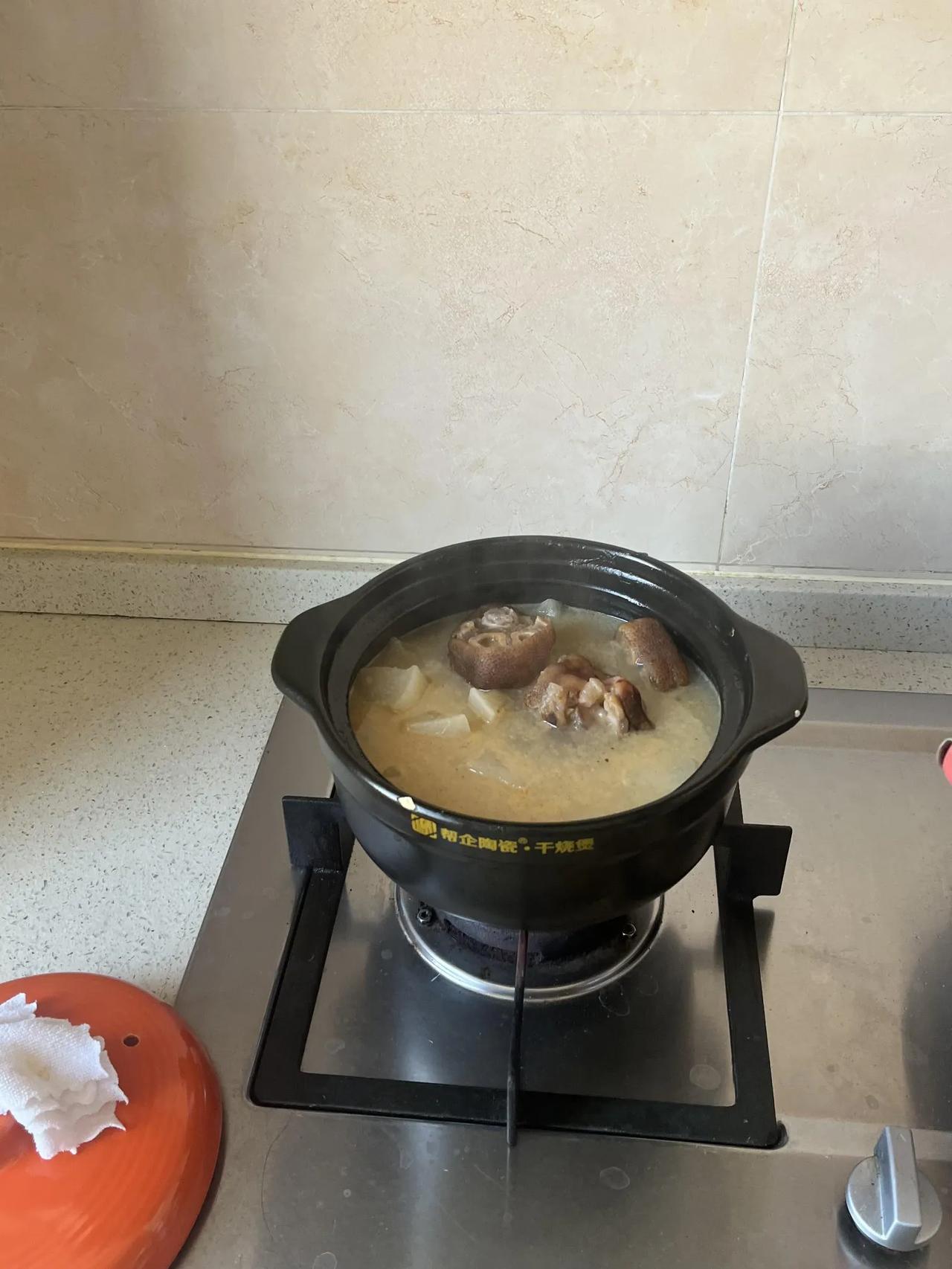 再也不买腊猪脚了，太难吃了，准备倒掉了冰箱还有腊排骨，希望别像这个腊猪脚一样难