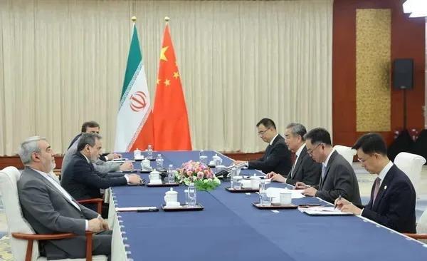7月16日，中方在天津会见了伊朗外长阿拉格齐。这次会面也引发了极大关注，因为这是