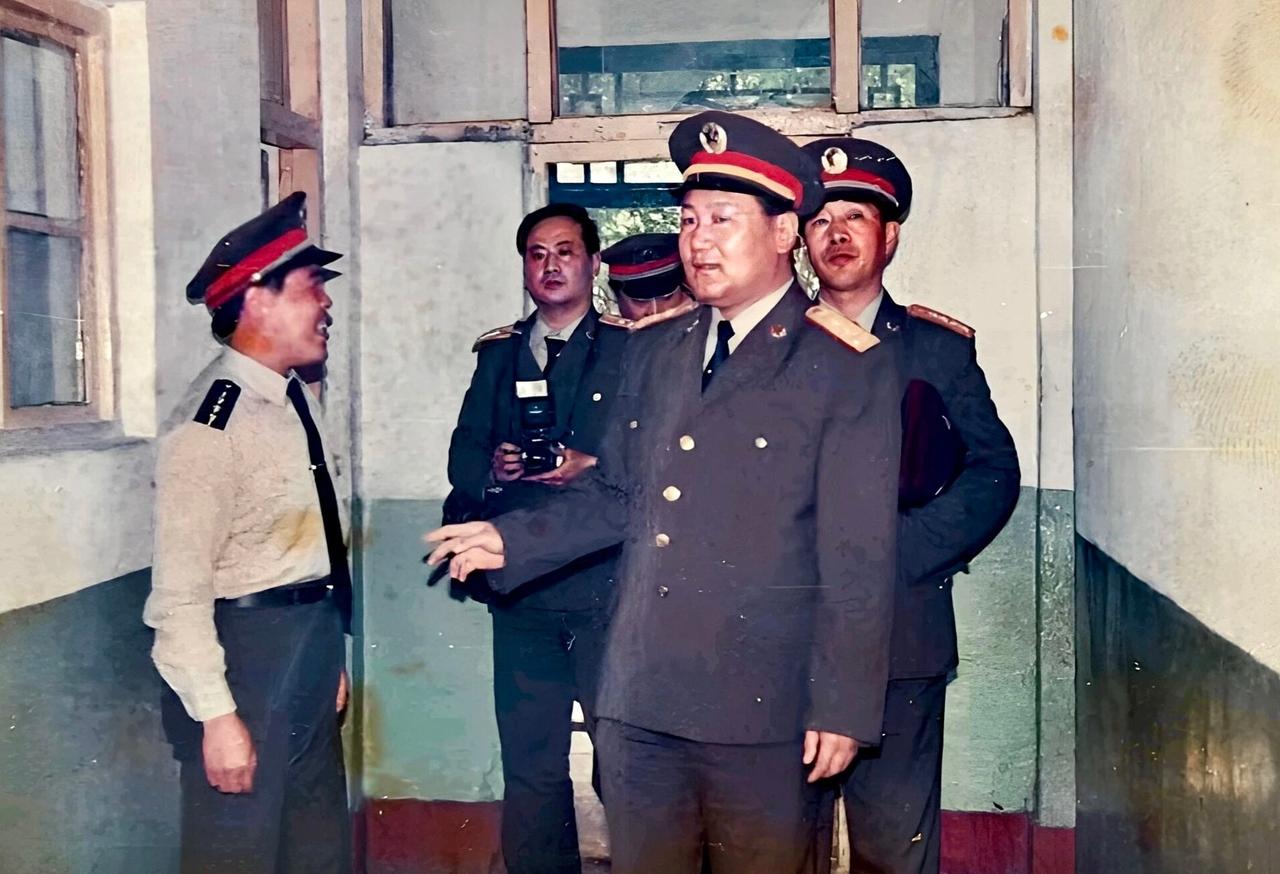 1991年沈阳军区司令员刘精松视察部队时的情形。刘精松是湖北石首人，打出来的上将