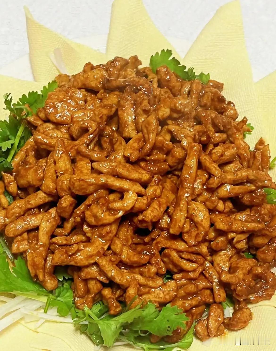 《京酱肉丝：一口入魂的京城味，在家也能轻松复刻！》朋友们，今天这道菜，我敢说