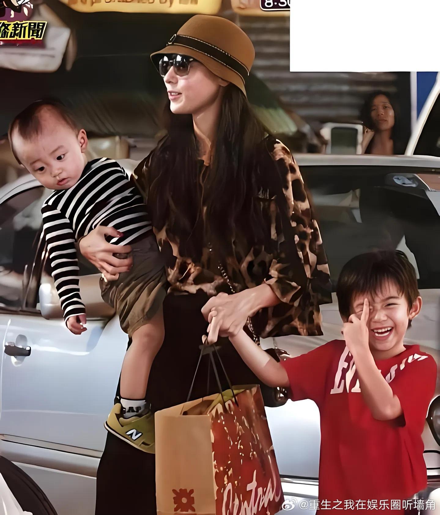 张柏芝独自带两娃，臂力强大一手抱一个。大概只有当了妈妈的人才懂有多累，谢霆锋在干