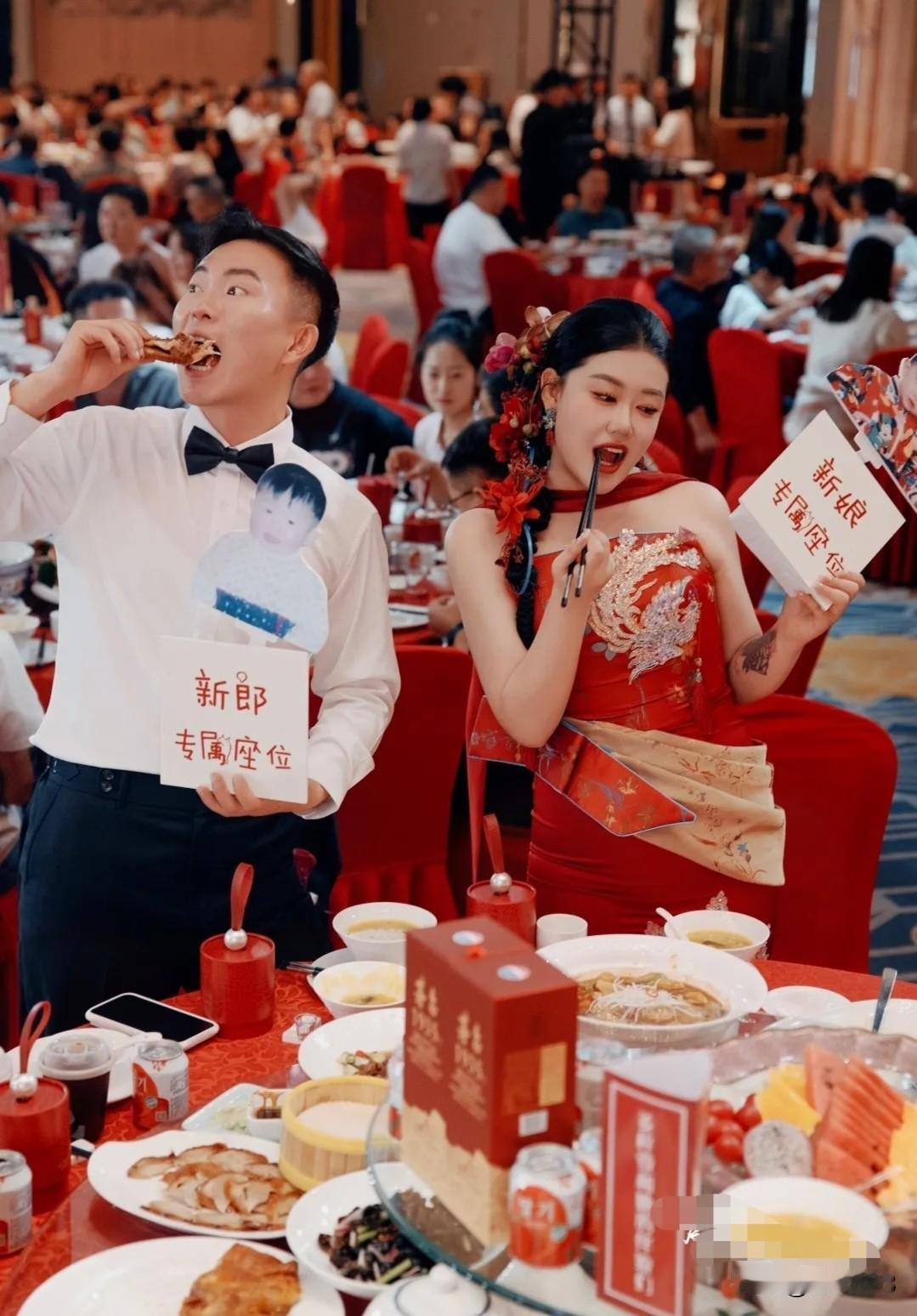 真好，婚礼没有任何仪式，宾客到了直接开席，小两口也是大大方方的直接开吃！现在很