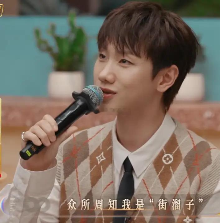 何炅问汪苏泷：“你不是《声生不息·嘉年华》的歌手吗？怎么又搬到‘华流季’的唐人街