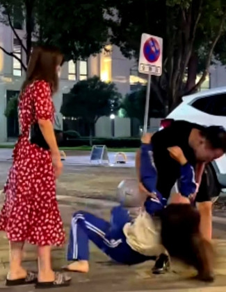 泪奔，女儿五一放假回来，才得知爸妈已离婚，气得在地上打滚撒泼，哭得伤心欲绝，爸爸