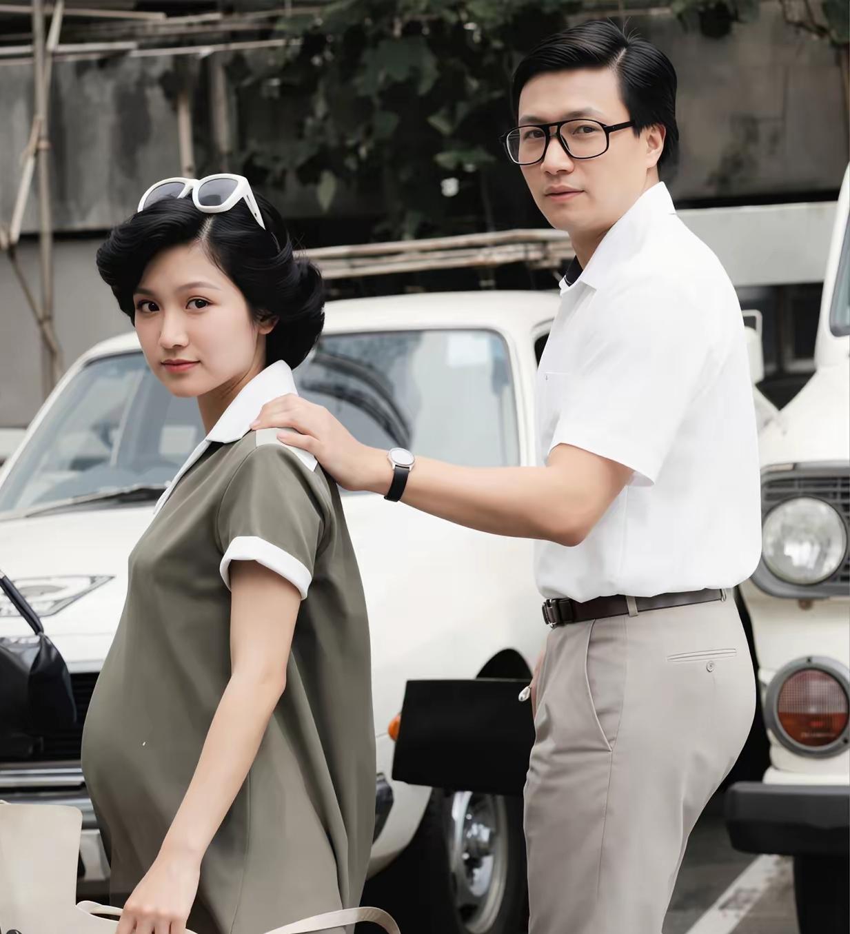 80年代街头抓拍老照片太有氛围感！谢贤与身怀六甲的狄波拉漫步街头，肚中正是还未出