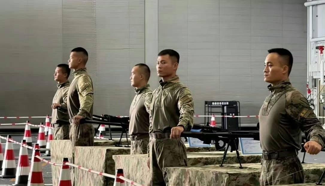 山东舰枪械展示区枪口都是战士们握着的。网友:人民军队的枪口，永远不会指