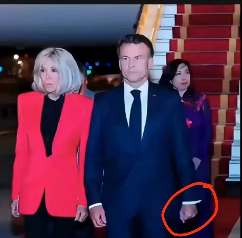 连肢体语言专家都看不下去了！马克龙在专机上被妻子“抚摸”后比起他幽默风趣的回