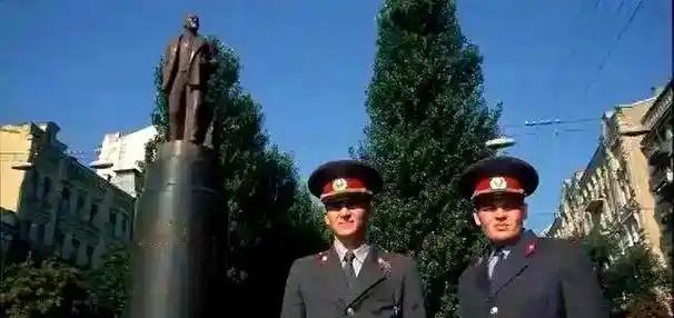 当年拖家带口来中国搞航母发动机的乌克兰专家，现在都老了：专家村变老年社区，俄语角
