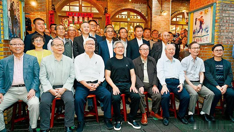 他，黄仁勋的中国搭子，一战狂赚2000亿2025年5月17日，黄仁勋在台北，设宴