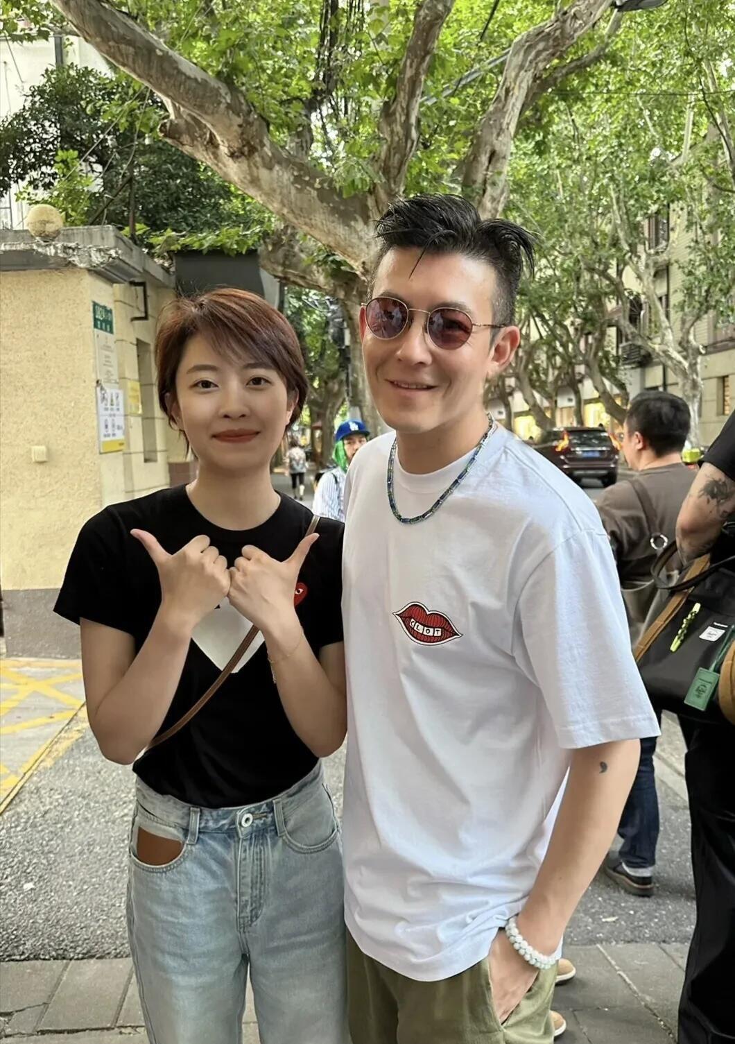 陈冠希，真的不愧是帅哥级别的，这么普通的衣服，他穿起来就不一样，高级感满满。吸引