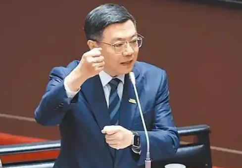 台湾“阁员”集体破防！卓荣泰民调26%断崖下跌，绿营自曝“猪队友”真相8月