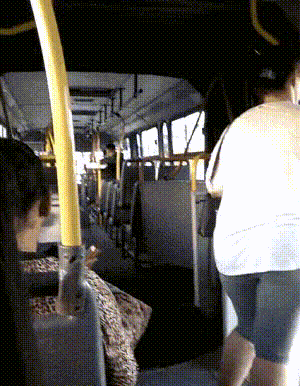 这就是死活不坐加长公交的原因！为何国内的加长公交已经被淘汰，这纯纯的噩梦现场，谁