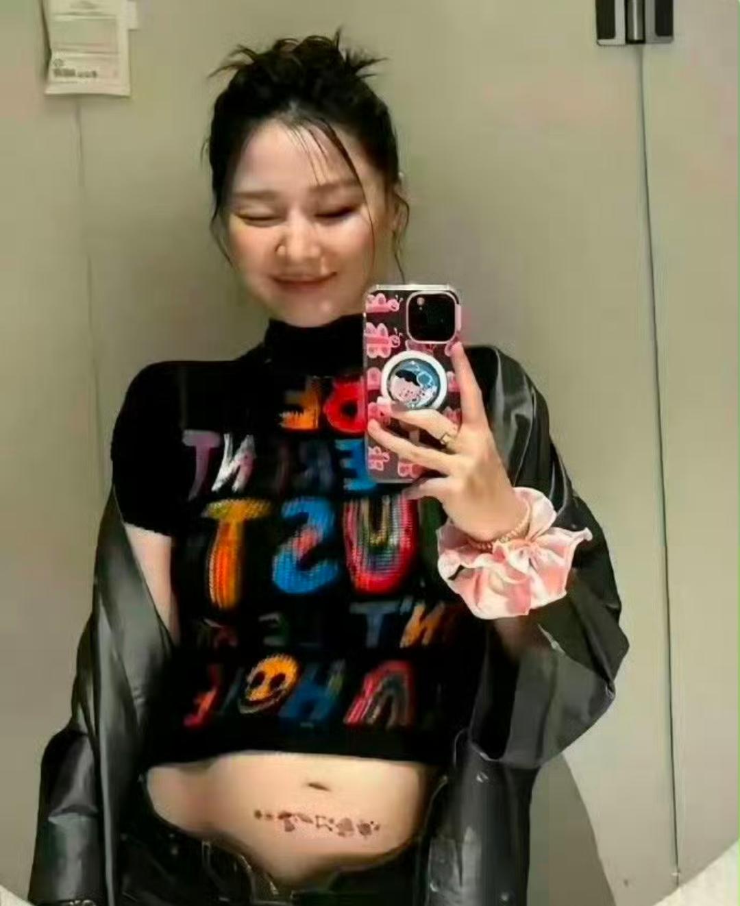 当时记得她刚怀孕的时候还在参加综艺节目，正好张凌赫也在！张凌赫最近的一个剧好像