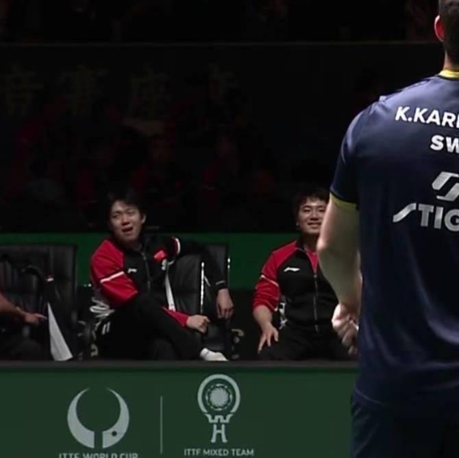 观众席上轮休的王楚钦和梁靖崑在看热闹啊[笑着哭]，打下半壁江山的王楚钦就差盘腿坐