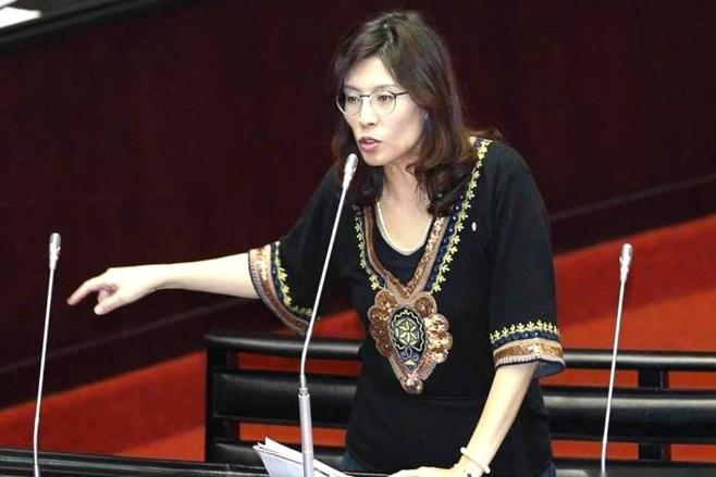 以后，郑丽文在国民党里，怕是再也不用看谁的脸色，听谁的招呼。因为她把那支最硬的队