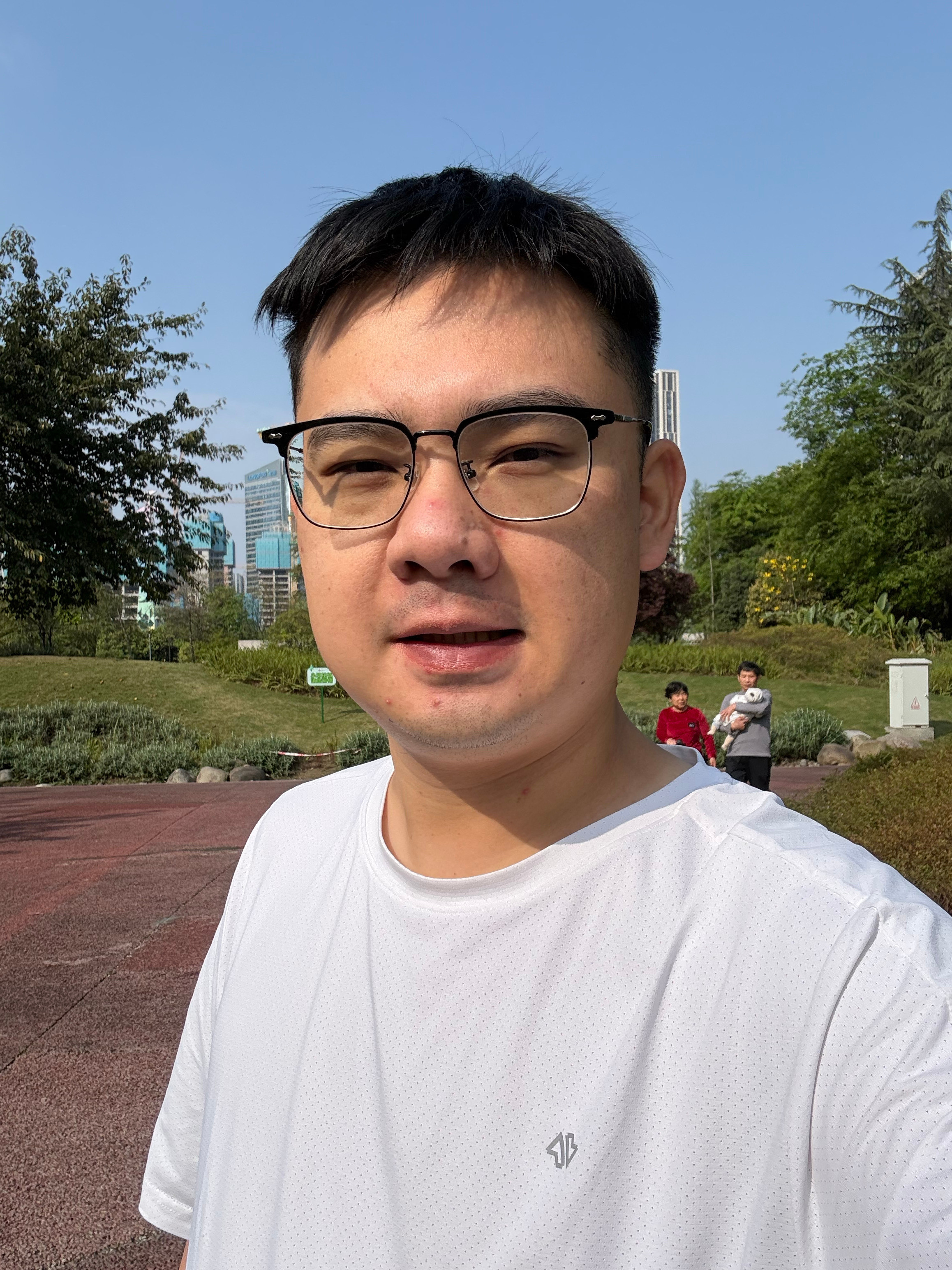 出门遛狗实在没忍住，半年没吃杂酱面了，今天吃了二两。呸，真难吃，还是接着吃鸡蛋牛