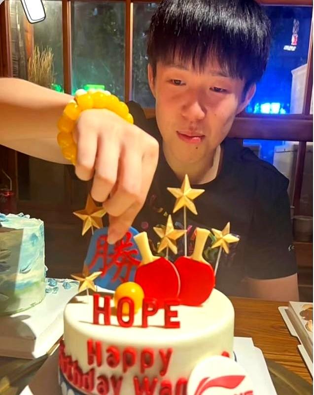 头哥明天25岁生日，会有黑天鹅蛋糕吗？不过听说这次生日要在天上过了，航班上庆