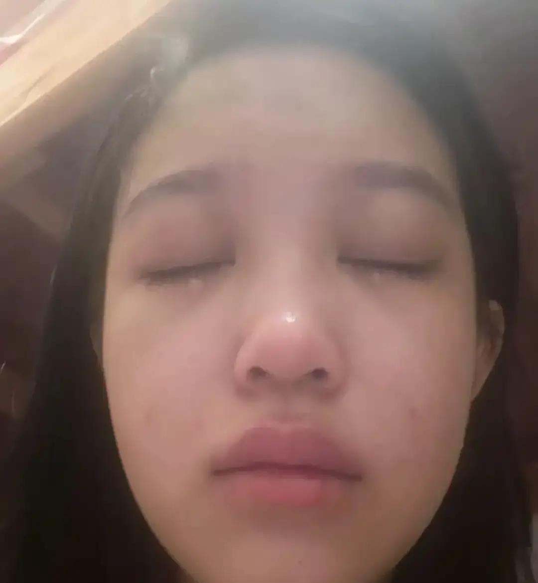 刷到个视频，一位女儿边哭边说，自己妈从孩子四年级起天天打牌，输了就伸手要七百到五