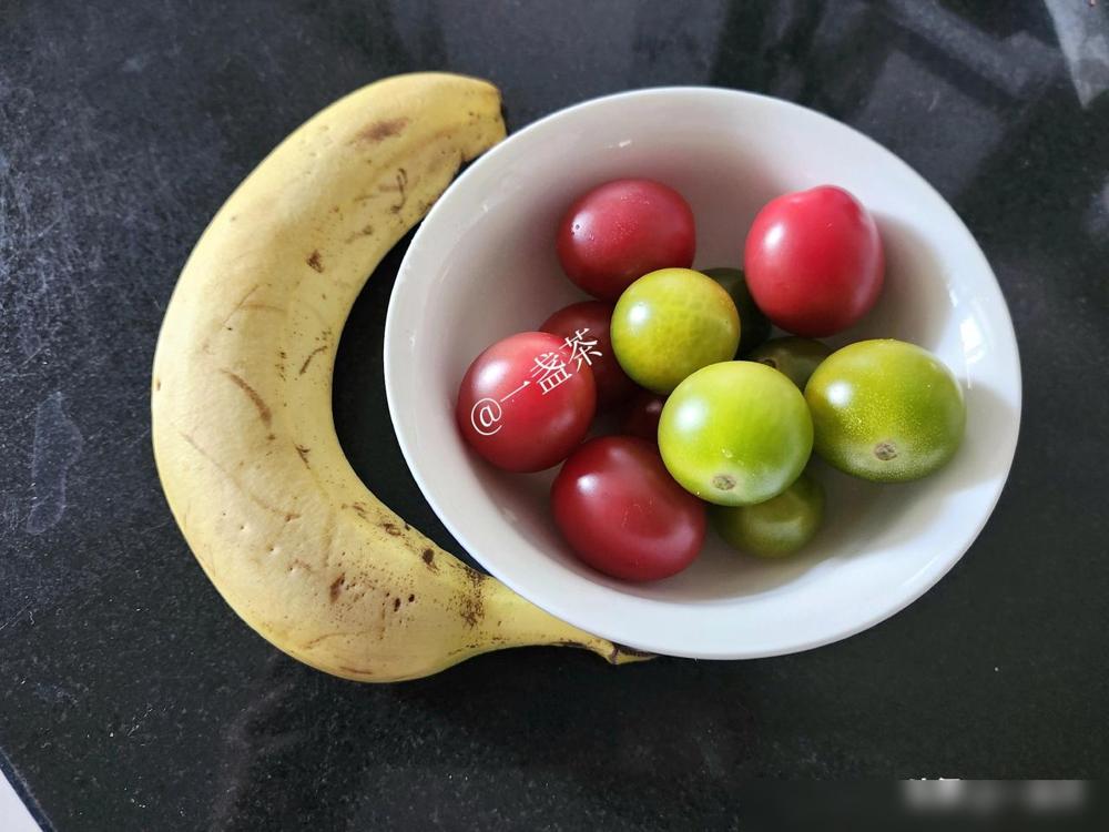 上午10点我又给老头用绞肉机绞了一根香蕉12个小番茄，他不但吃了还一个劲儿的说好