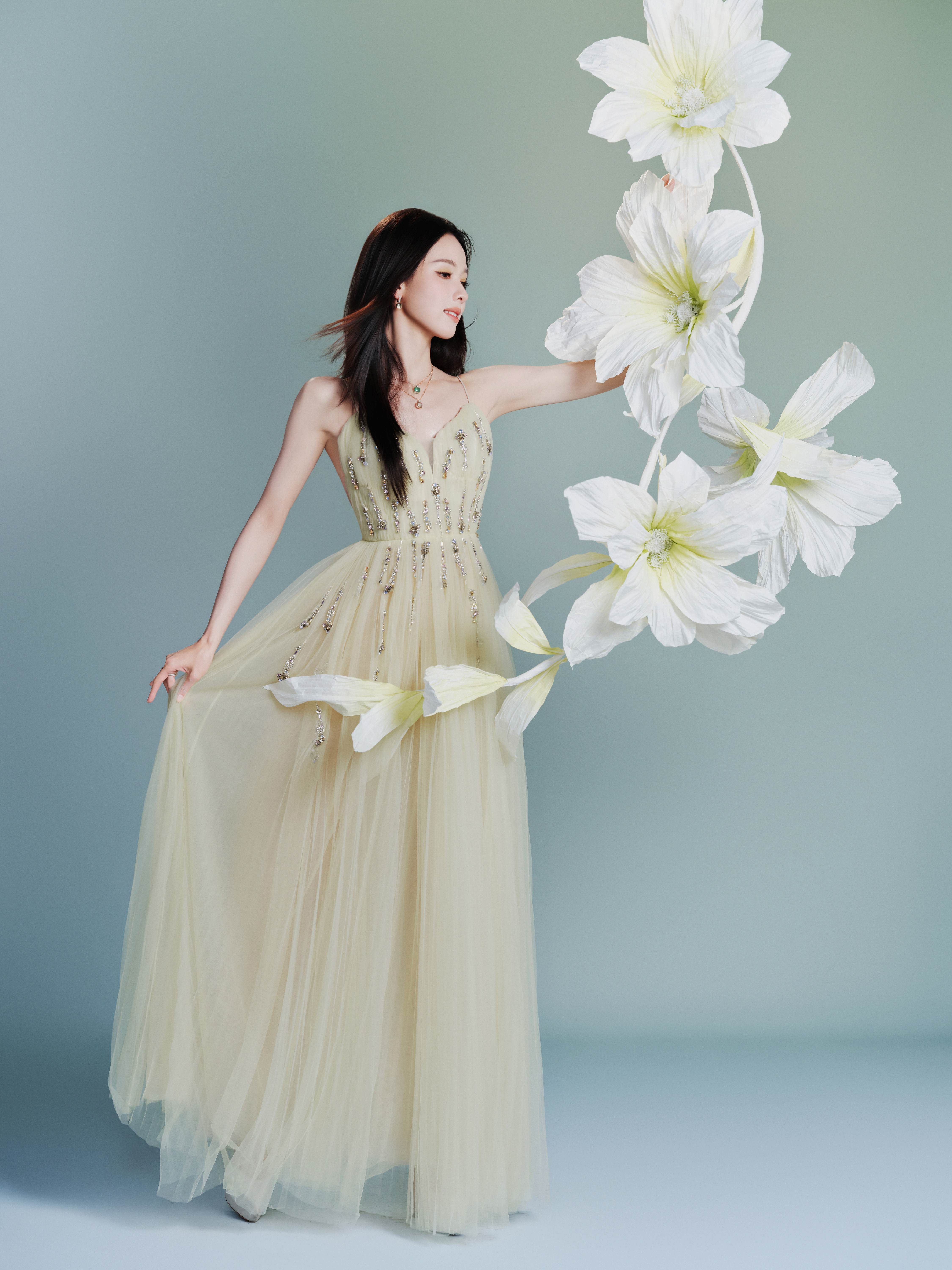 陈都灵青袂携香，繁花作伴。化妆：发型：摄影：