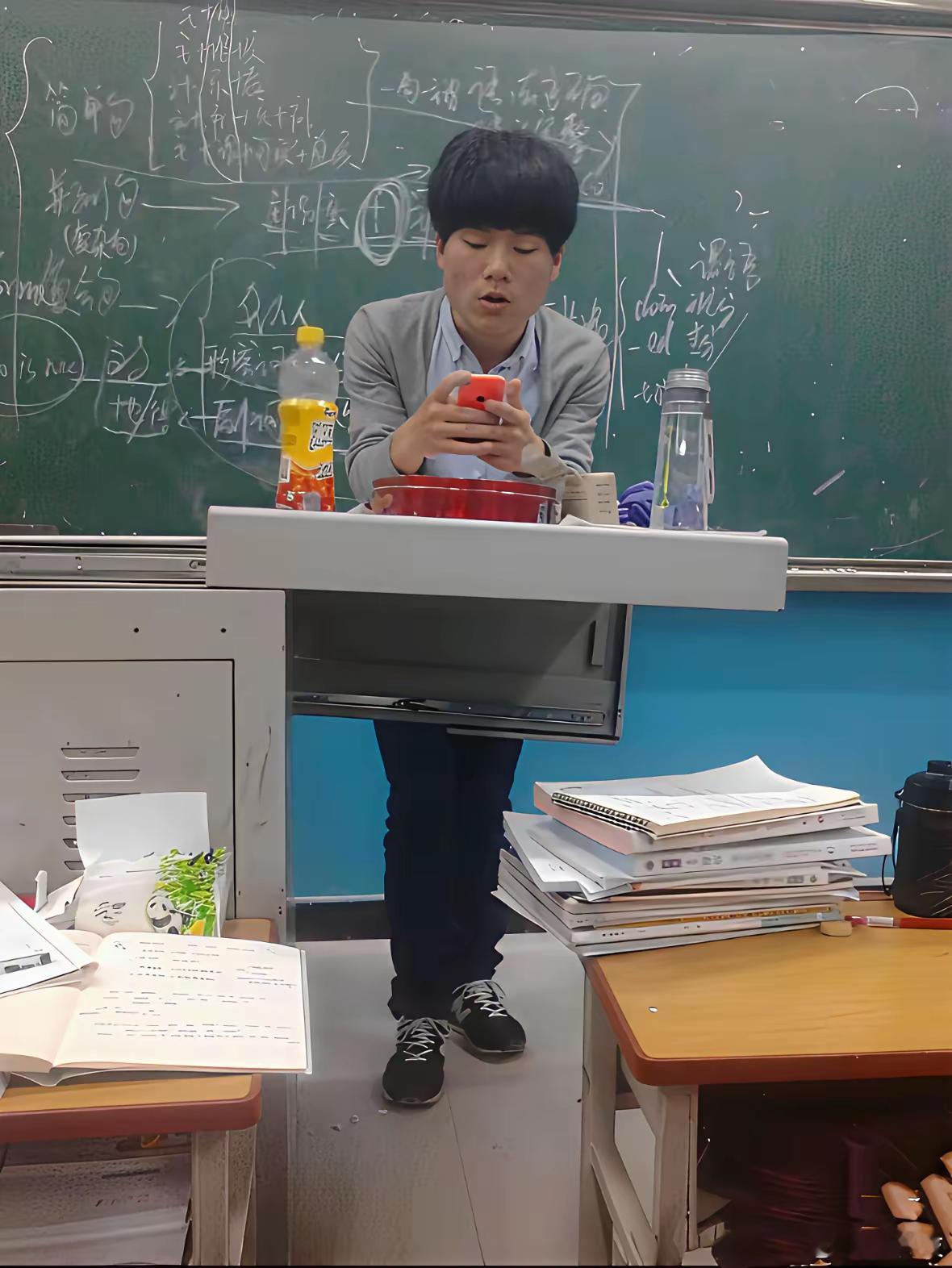 董宇辉原来在教学岗很优秀。后来转直播岗，因为颜值被降值使用，都不看好他，背景板，