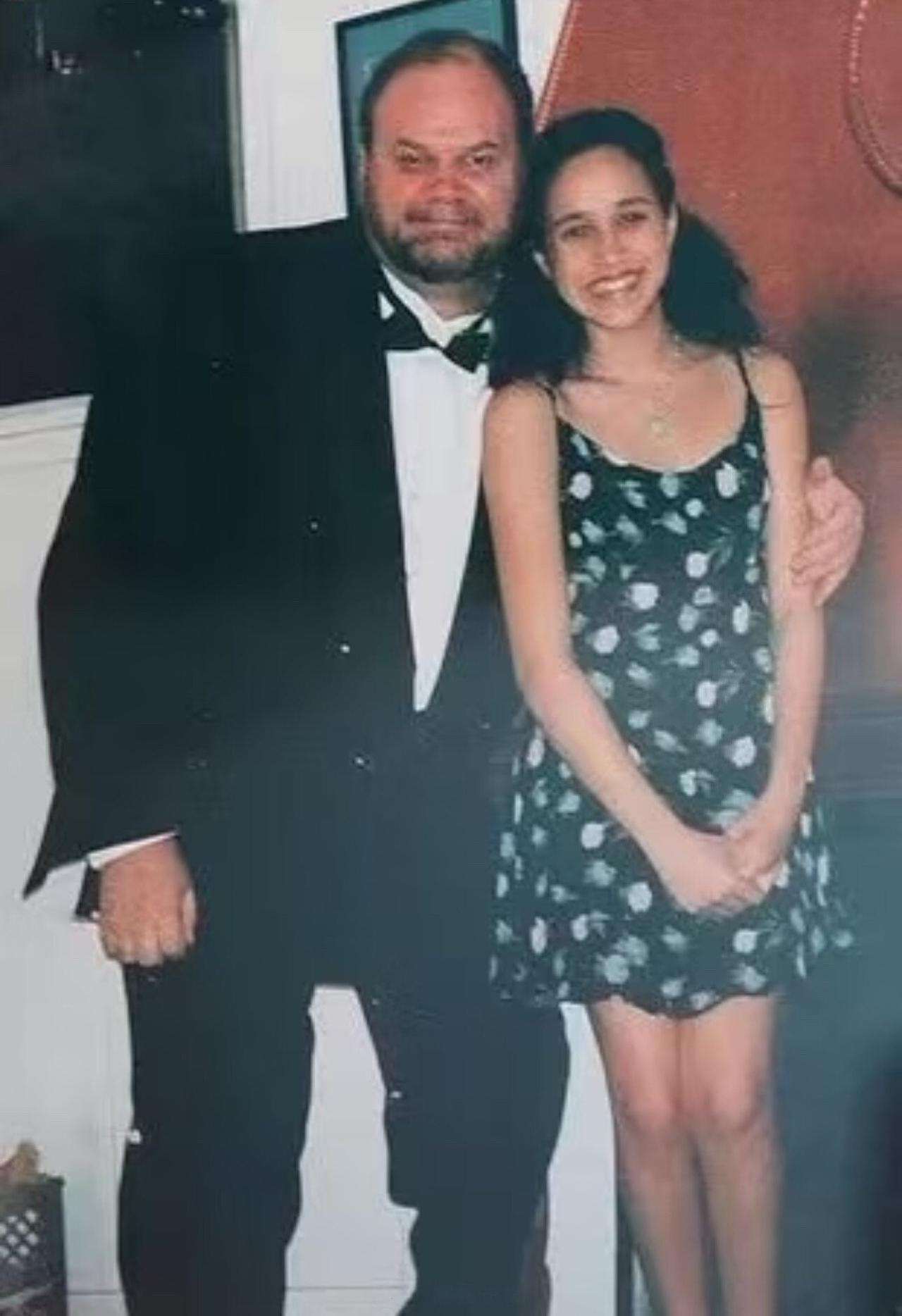 梅根和托马斯·马克尔关系一直不好，父亲和异母姐姐给她制造了不少舆论危机。不是一