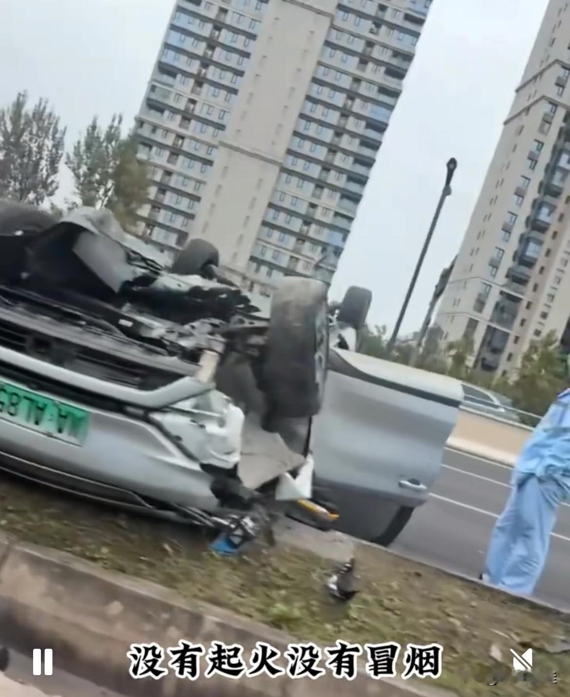 比亚迪这质量还是太“差”了，绝对不能买啊！看看这辆元Plus，撞上路边的灯柱，