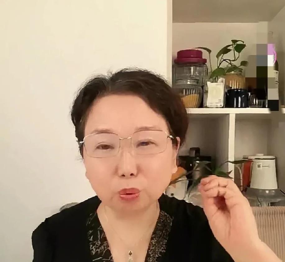 度大娘对三三正上的错别人回应来了，她说是当时推行简化字造成的，证没问题，是真的