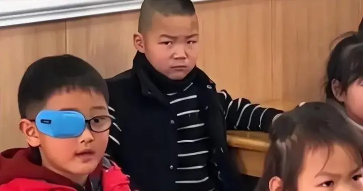 “一看就是吃皇粮的面相”, 小学男生表情火了, 前途令家长担忧