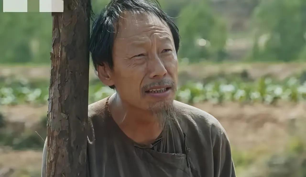 追剧《生万物》剧中的费大肚子，就是银子的爹吧，头发没几根，满脸皱纹，一看就是营