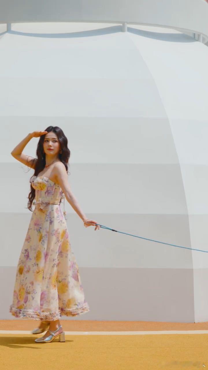 白鹿召唤了一只机械狗白鹿抬手召唤机械狗奔跑吧你们觉得，这种召唤机械狗的设定，会