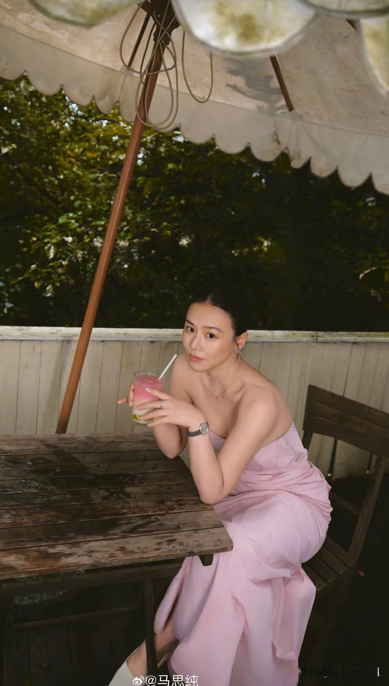 不怪那么多人喜欢她，路人镜头下都美若天仙！