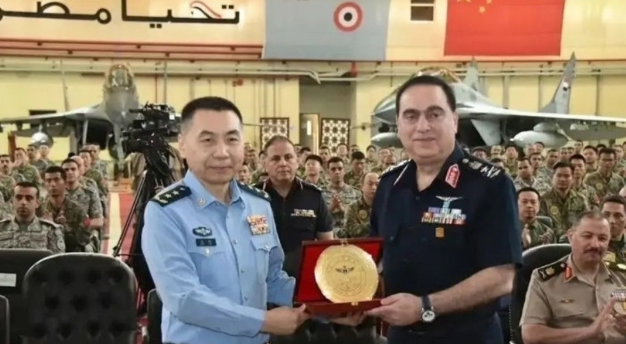 我们的战机一战成名，在世界上的热度不断攀升，瞧，埃及空军司令加瓦德抢先跑来了。