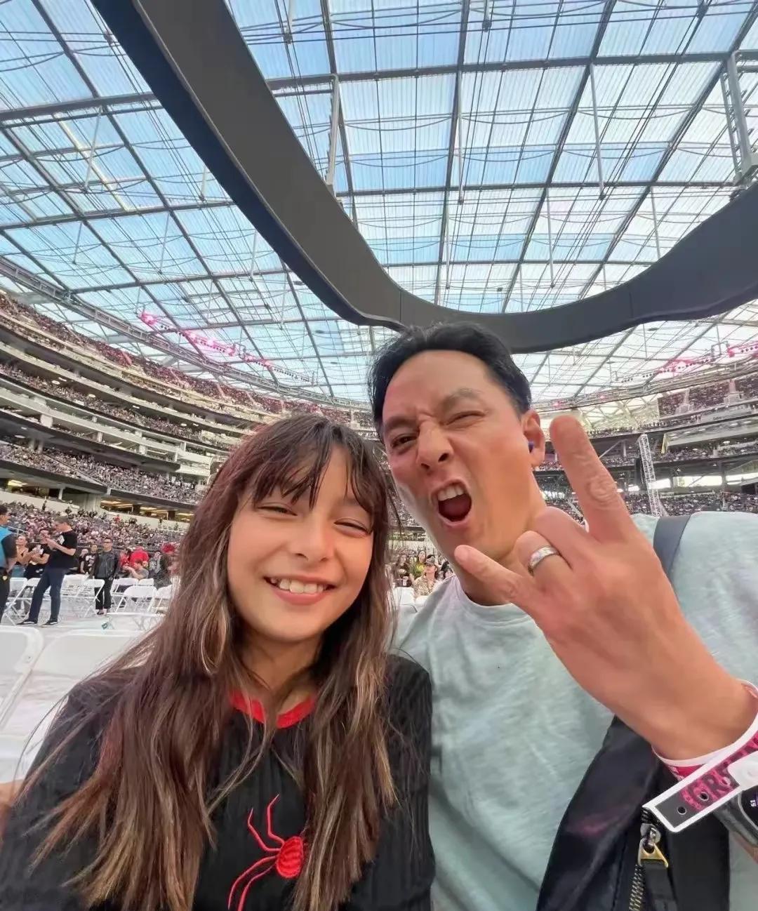 阿祖闺女这颜值怎么样，不算崩吧？不过跟亲爹亲妈年轻时比，差了那么一层……。可能是
