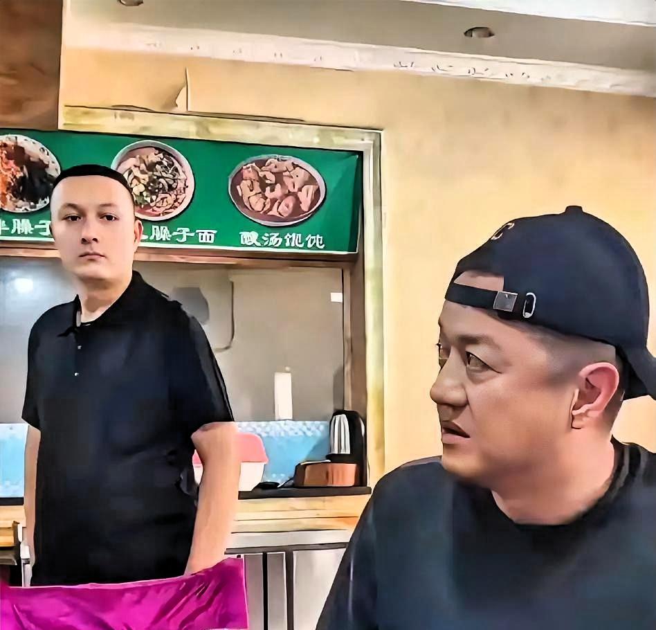 李亚鹏直播时，海哈金喜突然说了句“你女儿”。他顿了两秒，回的那句话，够所有当后妈